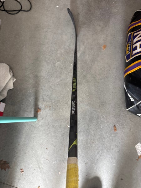 Senior Bauer Ag5nt Right Handed Hockey Stick P28 (Used)