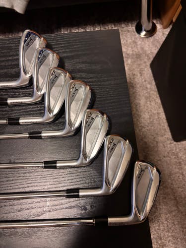Men's 2025 Srixon ZXi4 Right Handed Iron Set Stiff Flex (7 Clubs) #5 - #9, PW, GW Steel Shaft (Used)