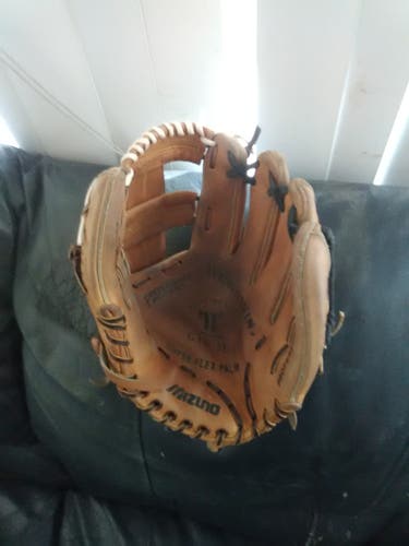 Mizuno World Win GIC-3E RH Infield Baseball Glove 11.5" (Used)