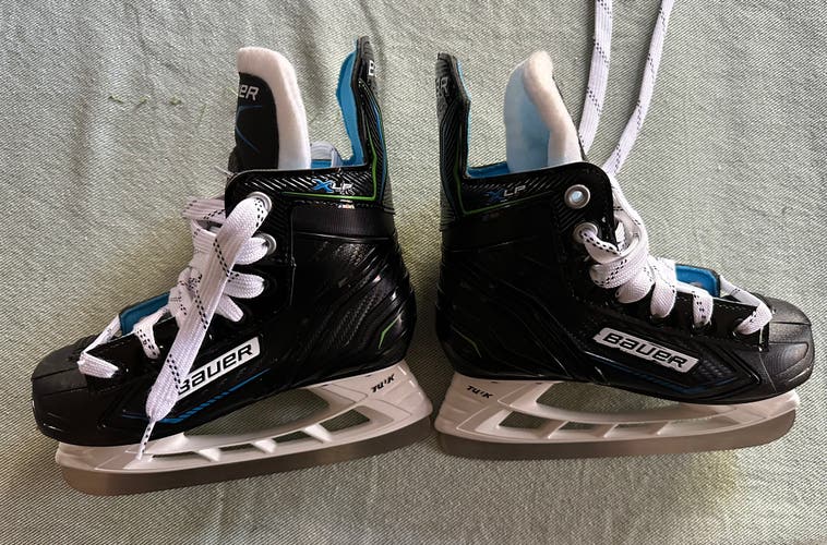 Youth Bauer XLP Hockey Skates Regular Width 12 new wighout box