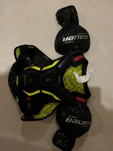 Medium Junior Bauer Vapor 3X Shoulder Pads (Used)