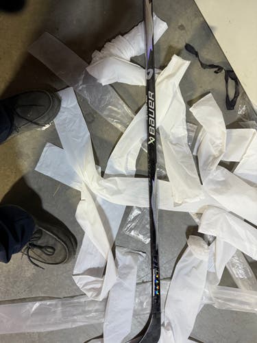 Youth Bauer Vapor FlyLite Left Hand Hockey Stick P28 (New)