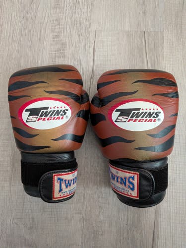 Twins Special Boxing Gloves (Payak Tiger) (10 Ounce)!