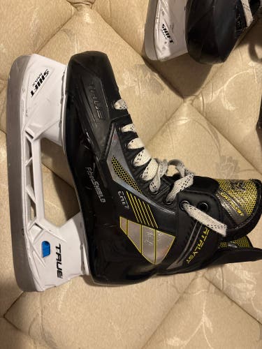 2022 True Catalyst 7 Hockey Skates Wide Width 6 (Used)