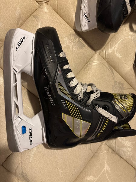 2022 True Catalyst 7 Hockey Skates Wide Width 6 (Used)