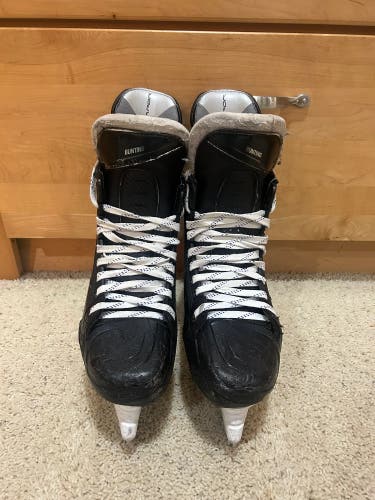 Bauer Vapor Hyperlite 2 Hockey Skates Regular Width Pro Stock 9.5 (Used)