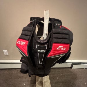 Medium 2018 CCM Extreme Flex Shield E2.9 Goalie Chest Protector (Used)