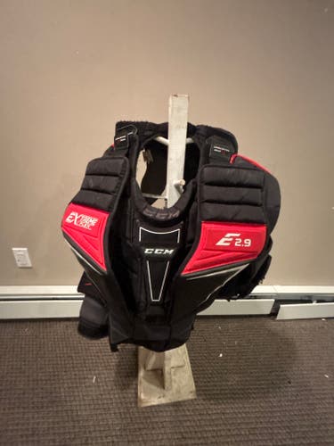 Medium 2018 CCM Extreme Flex Shield E2.9 Goalie Chest Protector (Used)