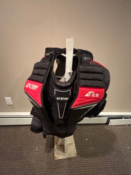 Medium 2018 CCM Extreme Flex Shield E2.9 Goalie Chest Protector (Used)
