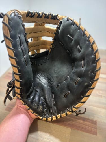 Wilson A2000 RH First Base Baseball Glove 12.5"