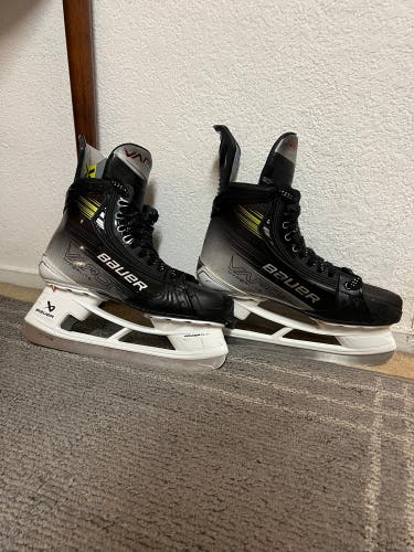 Bauer Vapor Hyperlite 2 Hockey Skates Senior 8.5 Fit 3 with Fly-X Steel(Used)