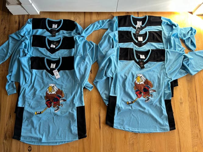 New Never worn practice / scrimmage / tournament jerseys U11 / U12 Pee Wee hockey