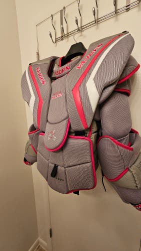 Large Vaughn Ventus SLR2 Pro Carbon Goalie Chest Protector (Used)