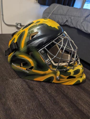 Senior Vaughn VM 7500 Goalie Mask (Used)