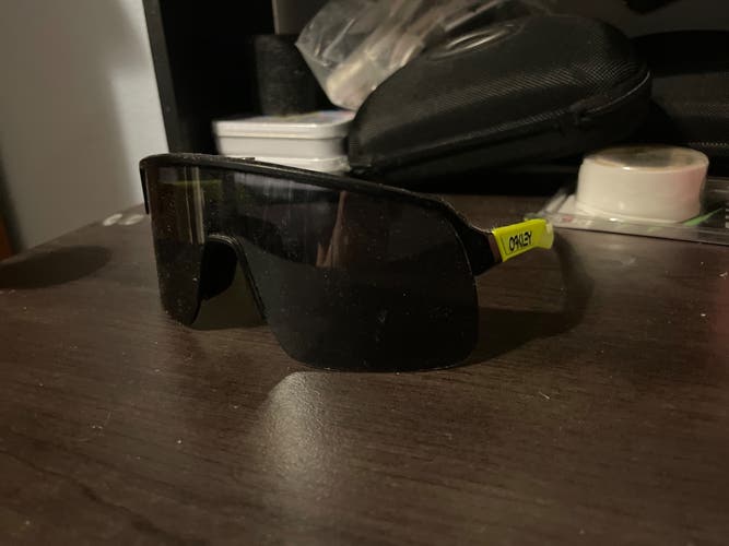 Unisex One Size Fits All Oakley Sutro Sunglasses (Used)