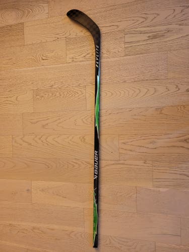 Intermediate Bauer GREEN !! Vapor FlyLite Right Handed Hockey Stick P28 Pro Stock (New)