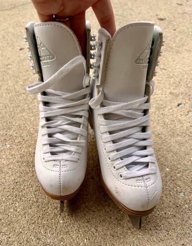 Jackson Ultima Figure Skates B Adult 4 (Used)