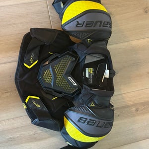 Medium Senior Bauer Supreme Ultrasonic Shoulder Pads (Used)