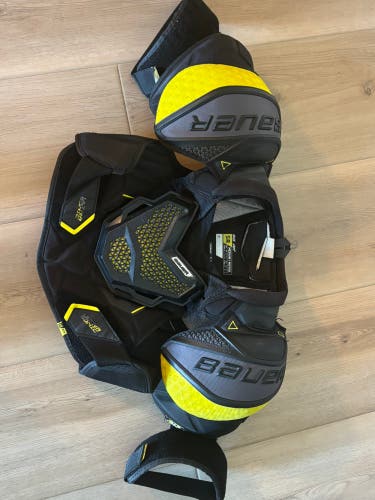 Medium Senior Bauer Supreme Ultrasonic Shoulder Pads (Used)