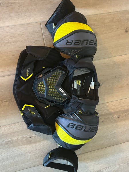 Medium Senior Bauer Supreme Ultrasonic Shoulder Pads (Used)