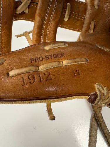 Wilson A2000 RH Infield Baseball Glove 12" (Used)