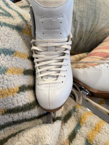 Jackson Ultima Freestyle Figure Skates B Adult 6.5 (Used)