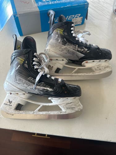 2023 Bauer Vapor Hyperlite 2 Hockey Skates 7 (Used)