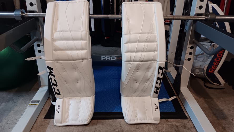 35" CCM Extreme Flex E3.9 Goalie Leg Pads (New)