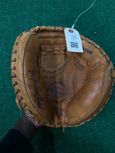 Wilson A2403 RH Catcher's Baseball Glove 32" (Used)