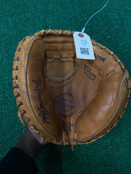Wilson A2403 RH Catcher's Baseball Glove 32" (Used)