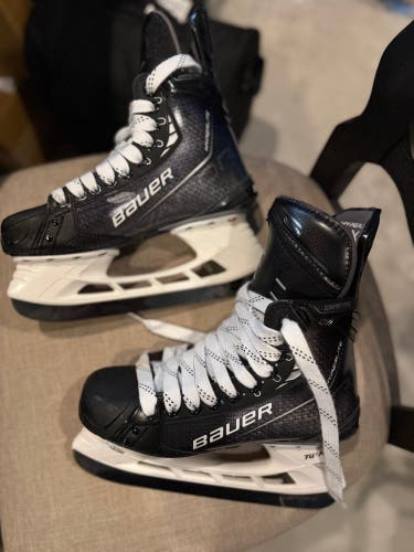 2022 Bauer Vapor Hyperlite Hockey Skates Regular Width 6 (Used)