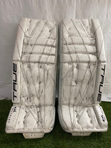 White 32" Senior True Catalyst 7X3 Goalie Leg Pads (Used)