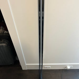 2 pack of “Laine” 65 flex Bauer Vapor Hyperlite 2 sticks, Right Handed, grip