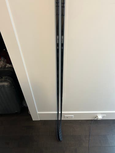 2 pack of “Laine” 65 flex Bauer Vapor Hyperlite 2 sticks, Right Handed, grip