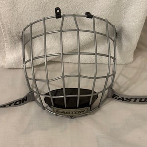 Easton E500FM Ice Hockey Cage Senior Men's M Type B1 - Excellent Condition