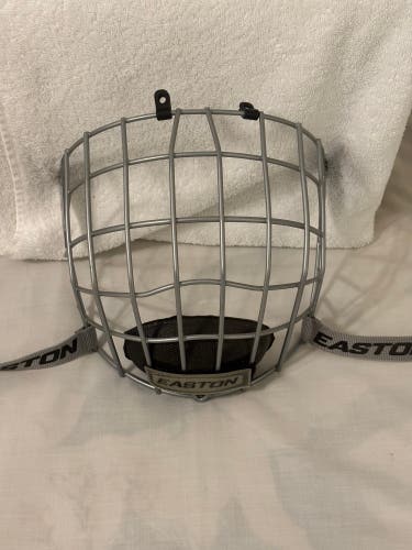 Easton E500FM Ice Hockey Cage Senior Men's M Type B1 - Excellent Condition