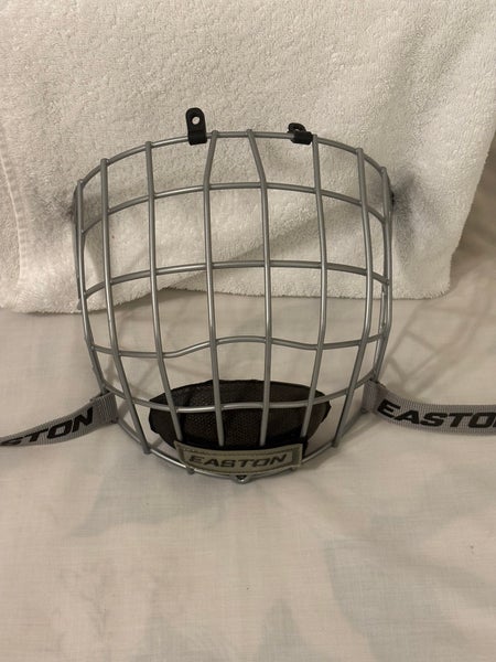Easton E500FM Ice Hockey Cage Senior Men's M Type B1 - Excellent Condition