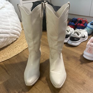 White Women's Size M 7.0 (W 8.0) Adult Cowboy Boots (Used)