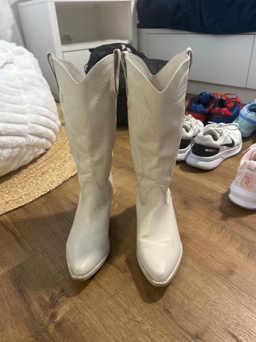 White Women's Size M 7.0 (W 8.0) Adult Cowboy Boots (Used)