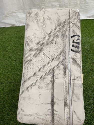 White Senior Warrior Ritual G6.1 E+ Goalie Blocker Regular (Used)
