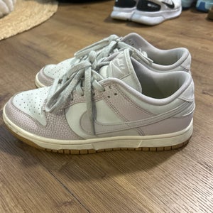 Women's Size M 7.5 (W 8.5) Adult Nike Dunk Low Shoes (Used)