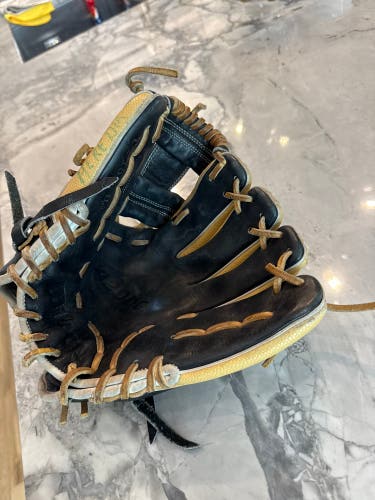 Wilson A2000 RH Baseball Glove 11.5" (Used)