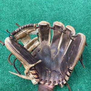 Brown Wilson A2000 RH Baseball Glove 11.5" (Used)
