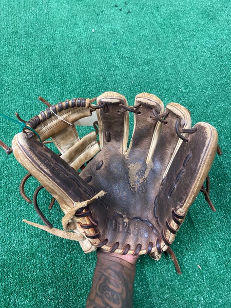 Brown Wilson A2000 RH Baseball Glove 11.5" (Used)