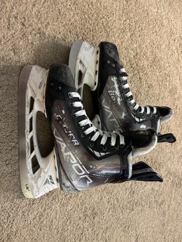Bauer Vapor Hyperlite Hockey Skates Regular Width Pro Stock 5 (Used)