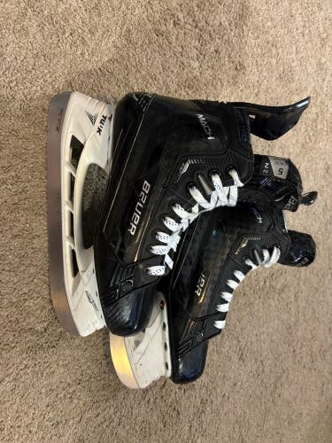 2022 Bauer Supreme Mach Hockey Skates Regular Width Size 5 (Used)