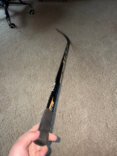Junior True XC5 ACF Right Handed Hockey Stick TC2 (Used)