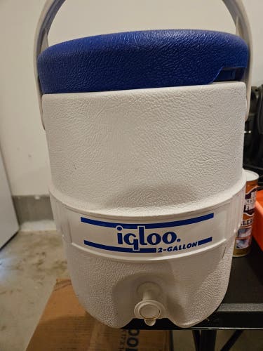 (Used) igloo 2 gallon jug