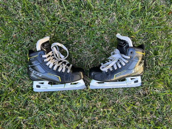 CCM Super Tacks 9370 Hockey Goalie Skates Size 2 (Used)
