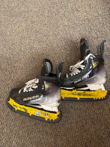2023 Bauer Vapor Hyperlite 2 Hockey Skates Regular Width 7.5 (Used)